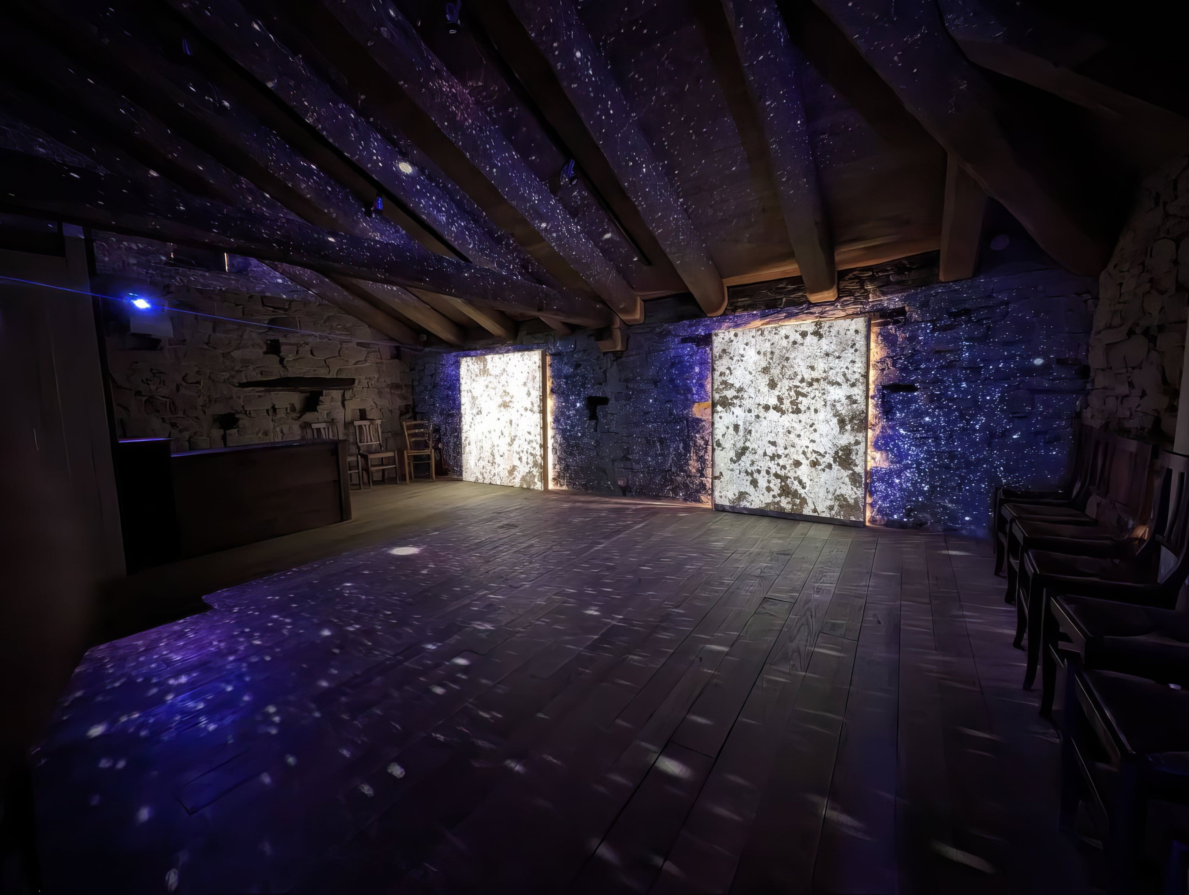 Persona che indossa un visore VR, rappresentando un'esperienza immersiva